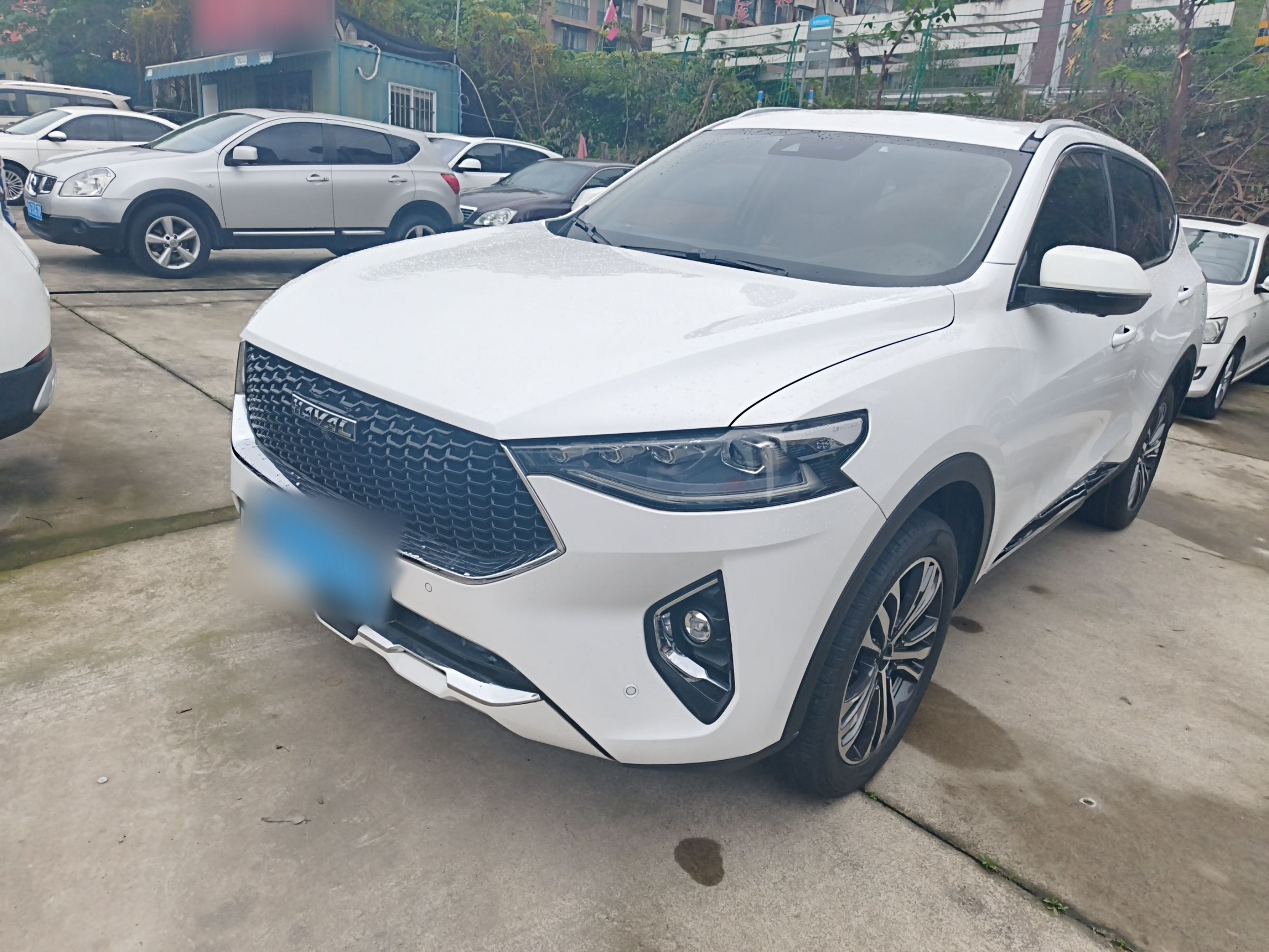 Под передней частью автомобиля