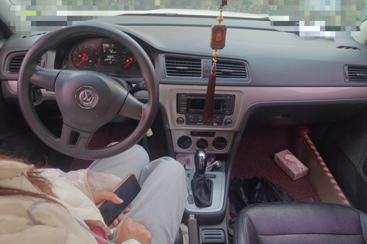 Used Volkswagen Gran Lavida 2013 1.6L Automatic Fashion Model Center Console