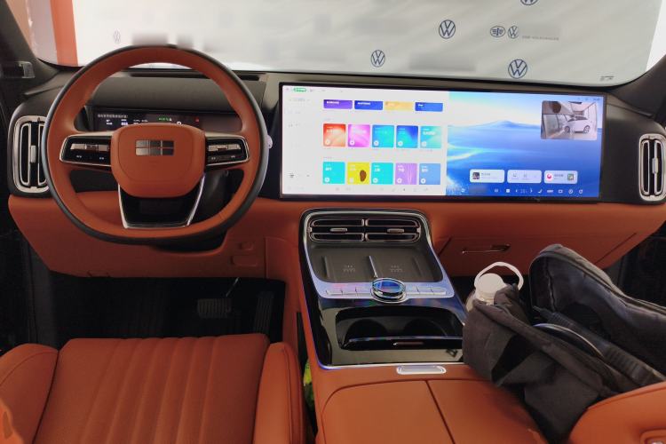 Used Geely Galaxy M9 2025 Model 210km Four-Wheel-Drive Leading Edition Center Console