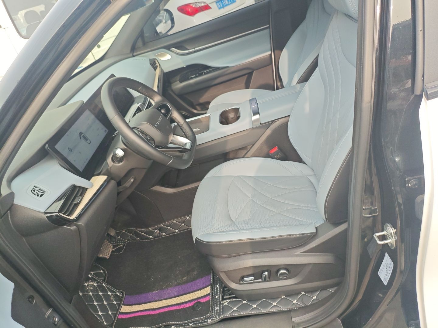 Переднее сиденье в автомобиле