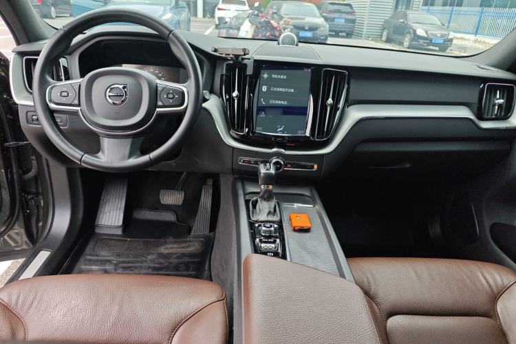 Used Volvo XC60 2021 T5 4x4 Smart Luxury Edition Center Console