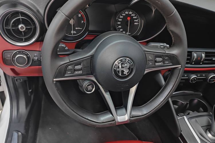 Used Alfa Romeo Giulia 2017 2.0T 200HP Luxury Edition
