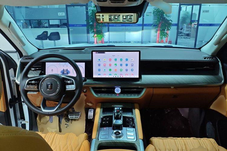 Used Tank 500 New Energy 2025 Hi4-Z Center Console