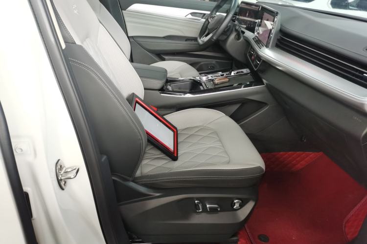 Used Volkswagen Tavendor 2024 380TSI All-Wheel-Drive R-Line Cruise Premium Edition Right Front Seat