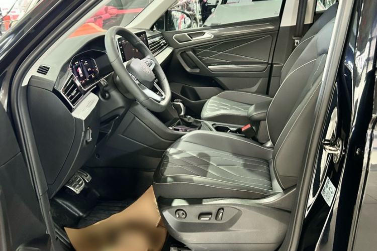 Used Volkswagen Tiguan L 2024 Outstanding Model 330TSI Automatic Two-Wheel Drive R-Line Dragon Glory Edition Interior 1