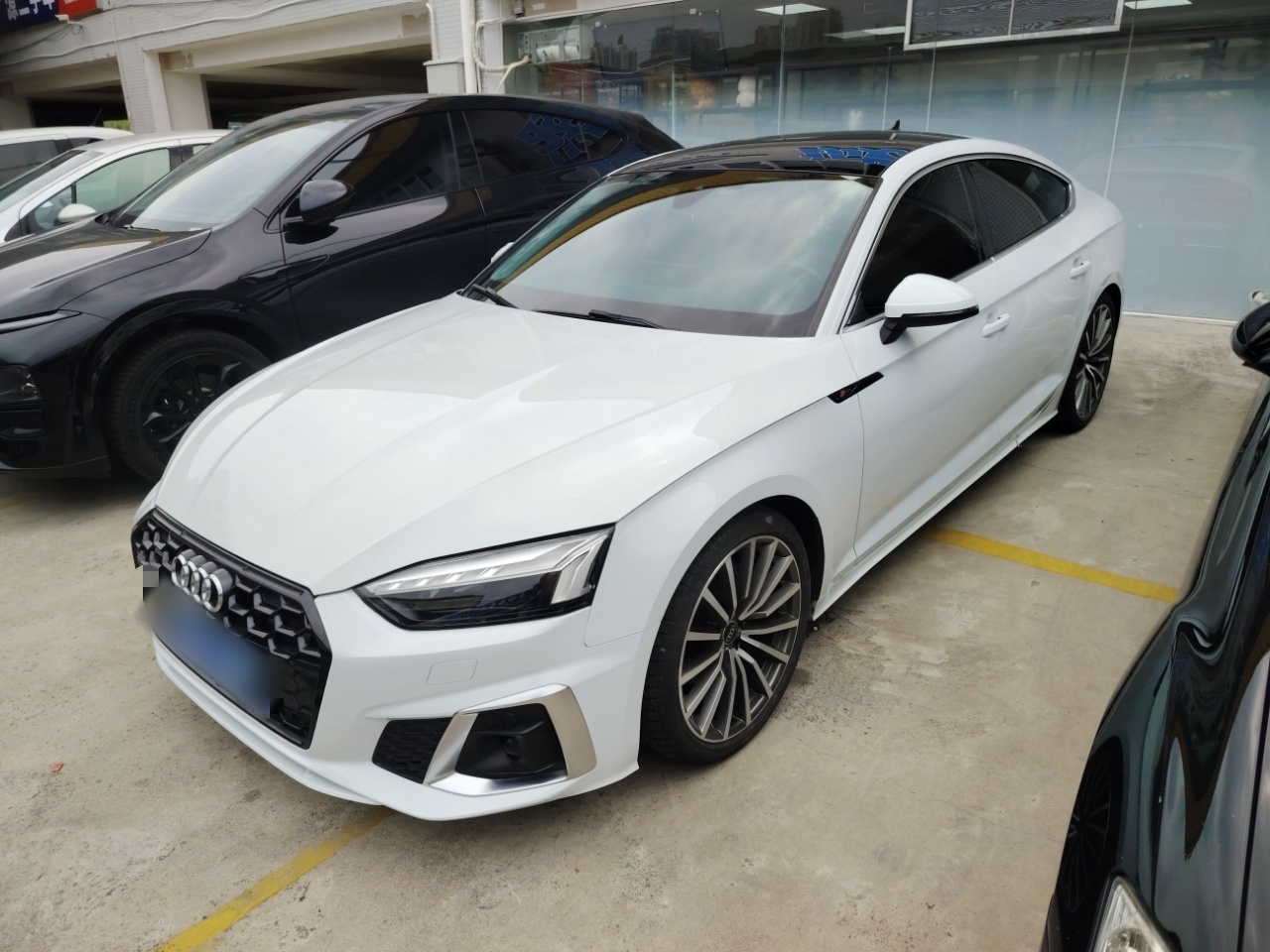 Под передней частью автомобиля