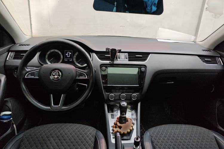 Used Skoda Octavia 2018 1.6L Automatic Luxury Edition Center Console