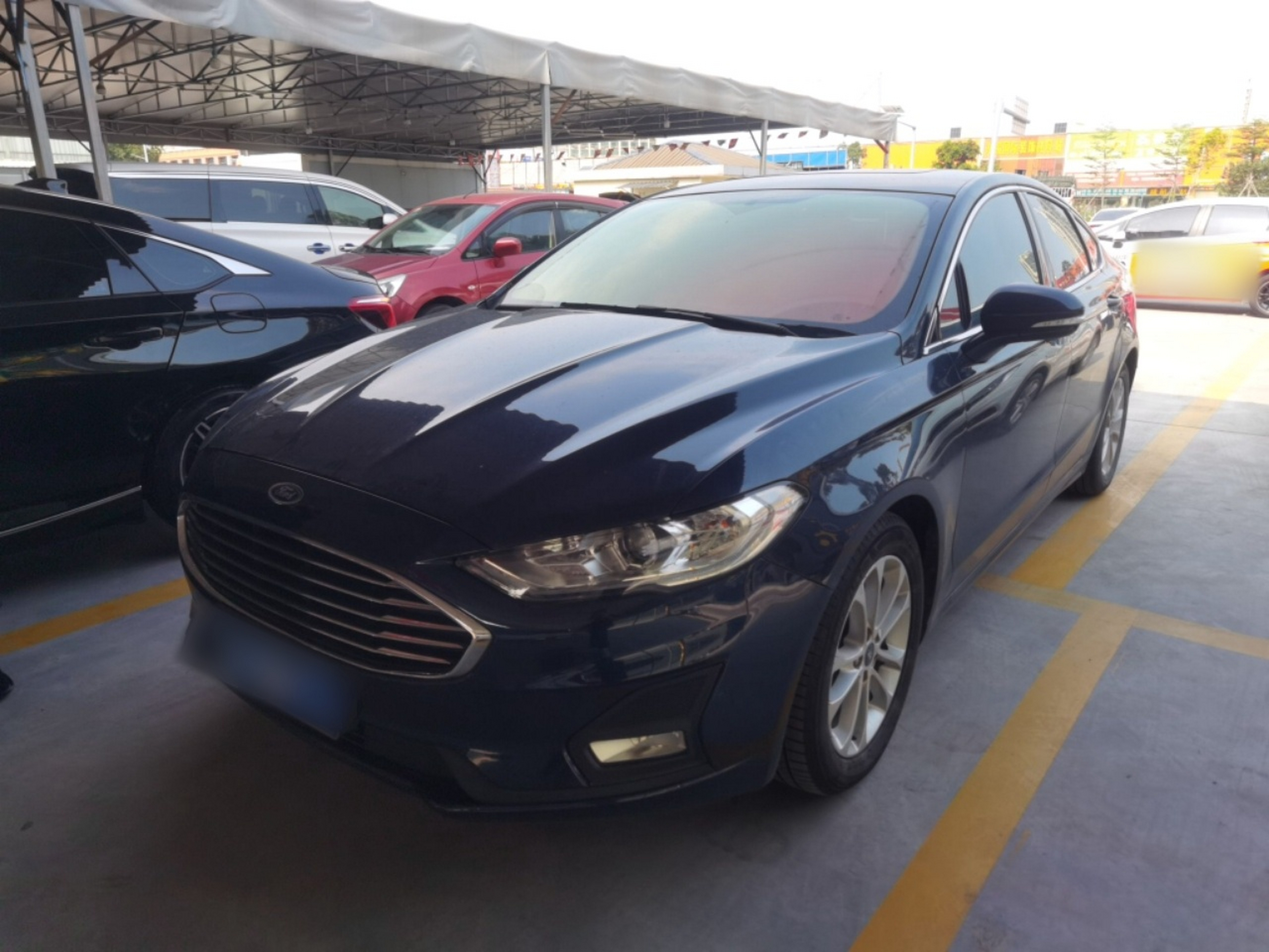 تحت مقدمة السيارة