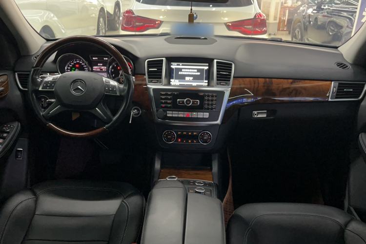 Used Mercedes-Benz M-Class 2014 ML 400 4MATIC Luxury Model Interior 13