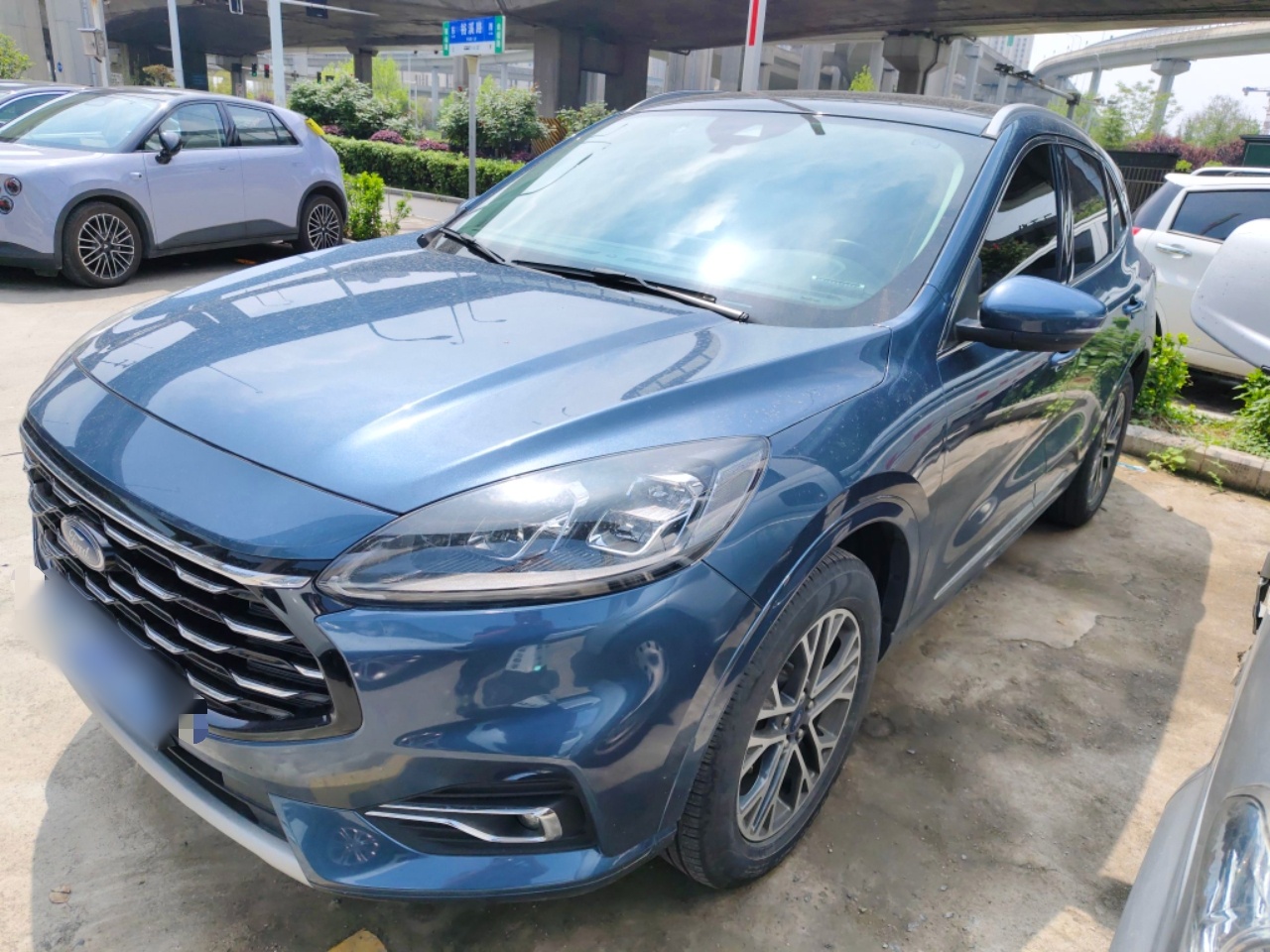 Под передней частью автомобиля