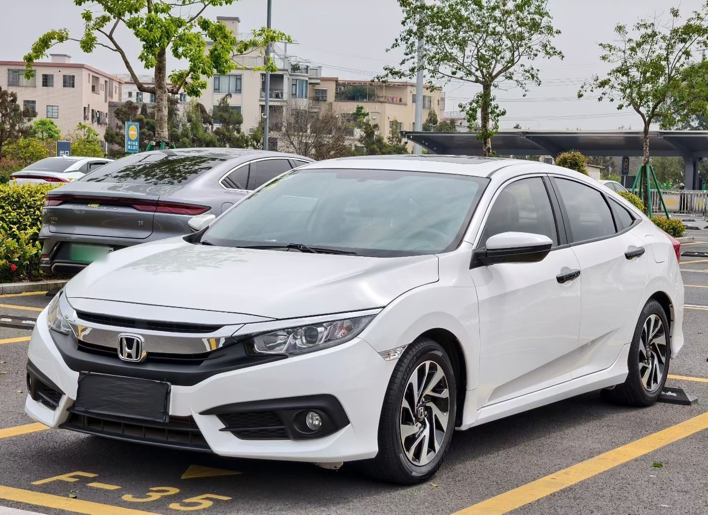 Под передней частью автомобиля