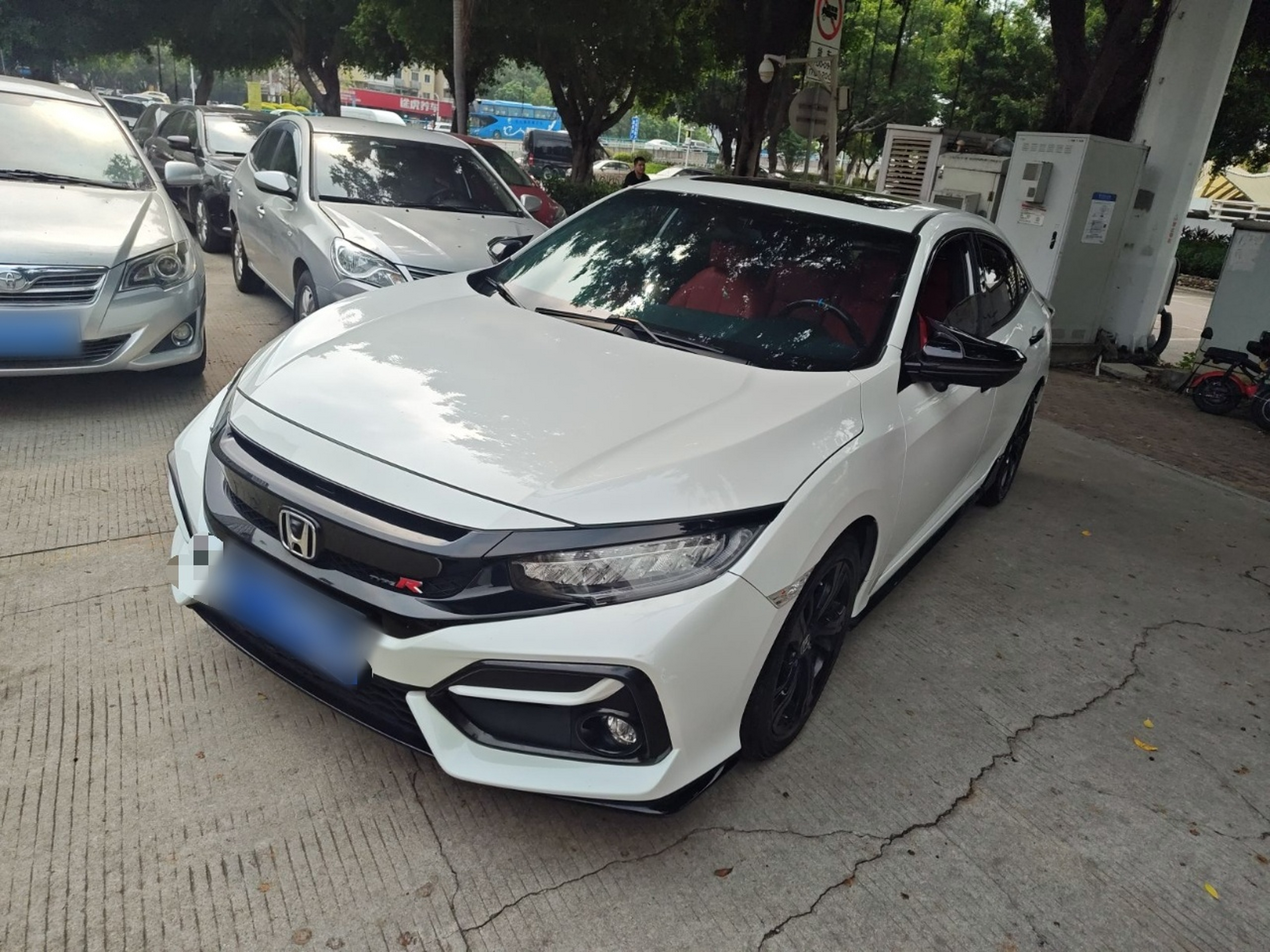 Под передней частью автомобиля