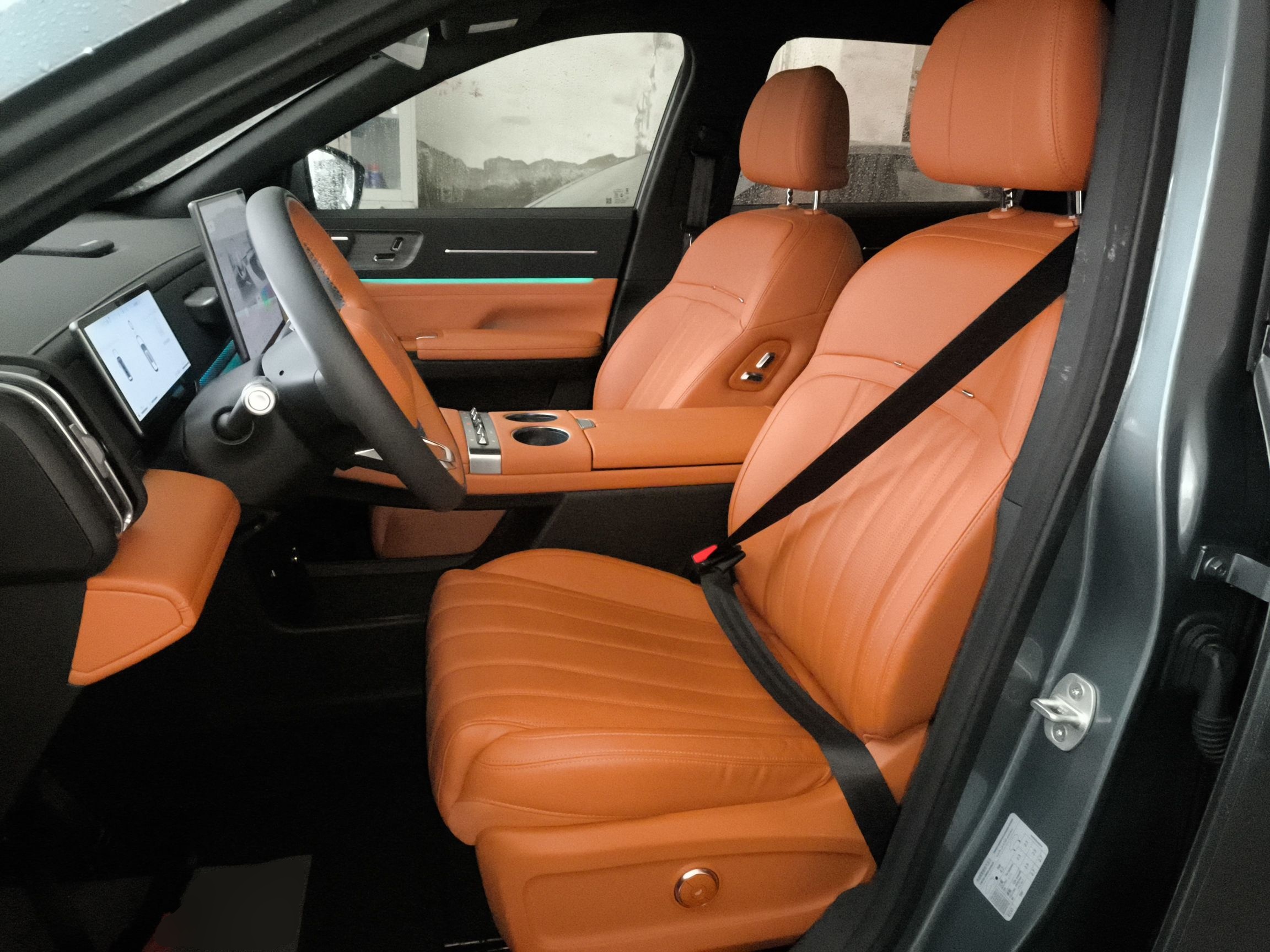 المقاعد الأمامية داخل السيارة