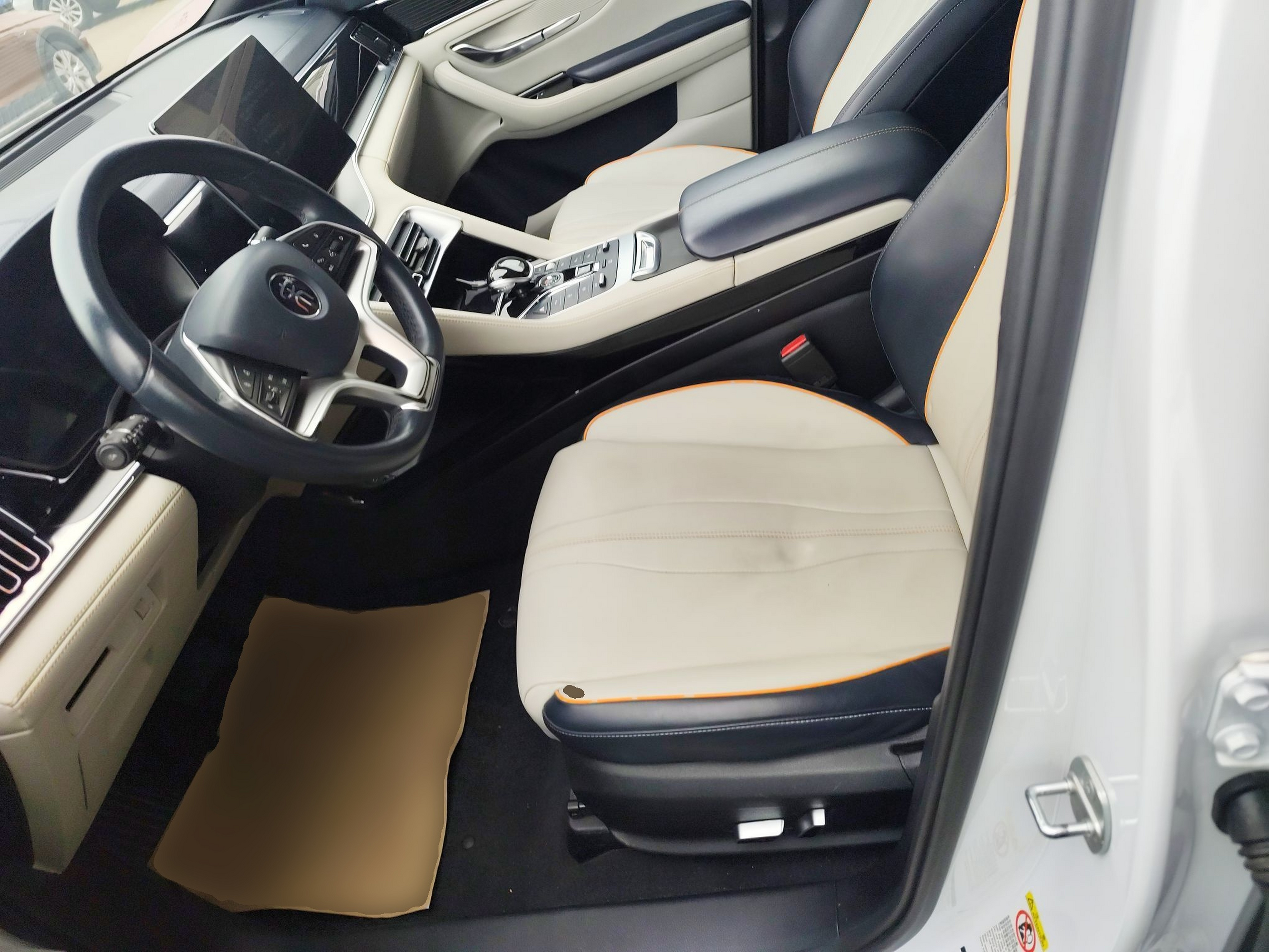 المقاعد الأمامية داخل السيارة