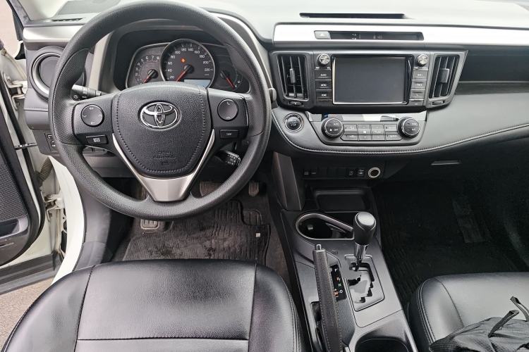 Used Toyota RAV4 2018 2.0L CVT Two-Wheel Drive Fashion X Edition Center Console