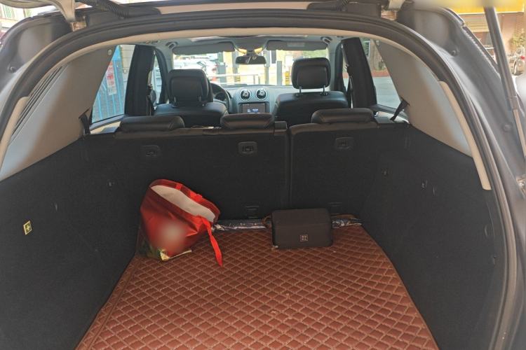 Used Mercedes-Benz M-Class 2010 ML 300 4MATIC Trunk