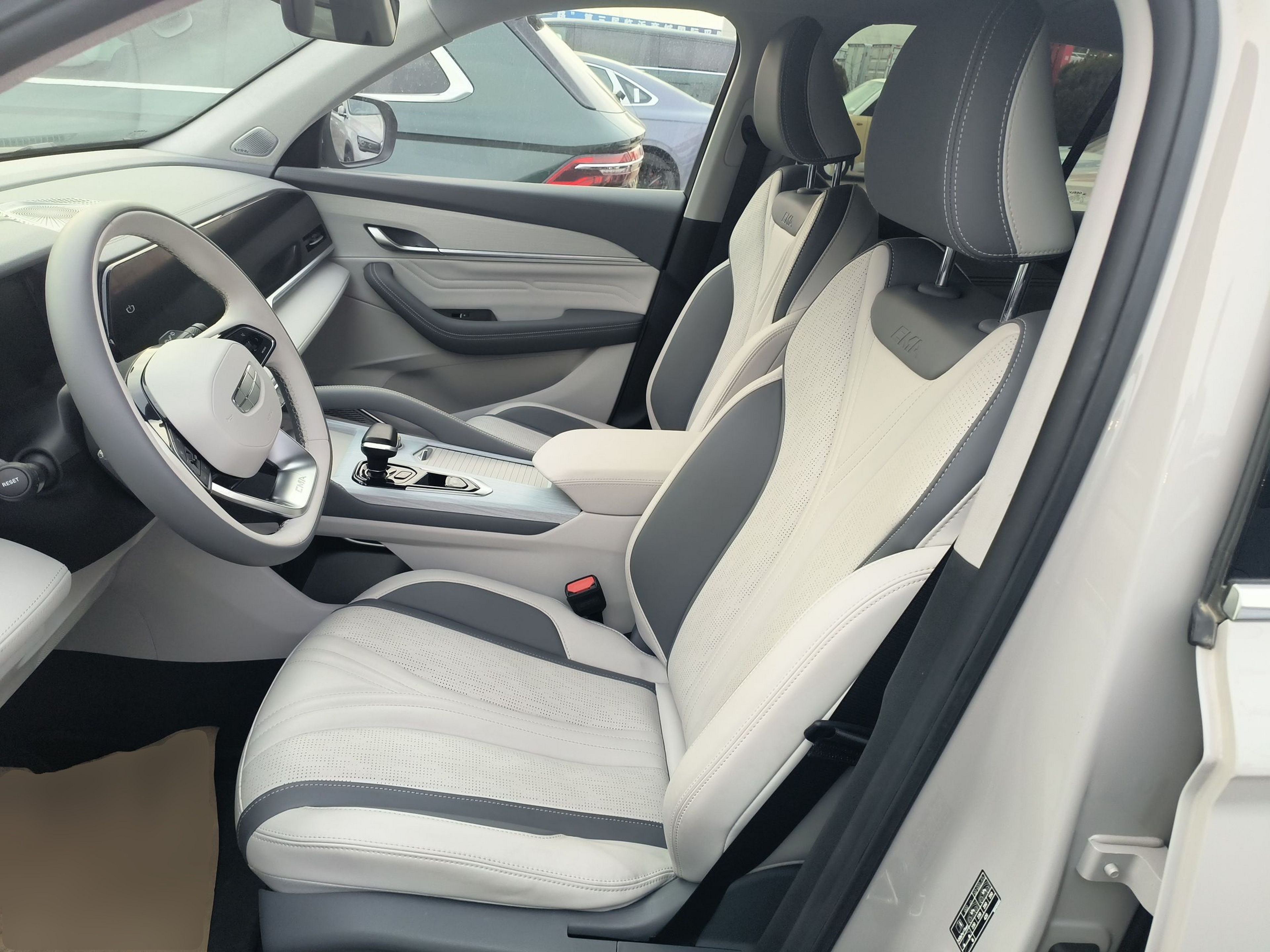 المقاعد الأمامية داخل السيارة