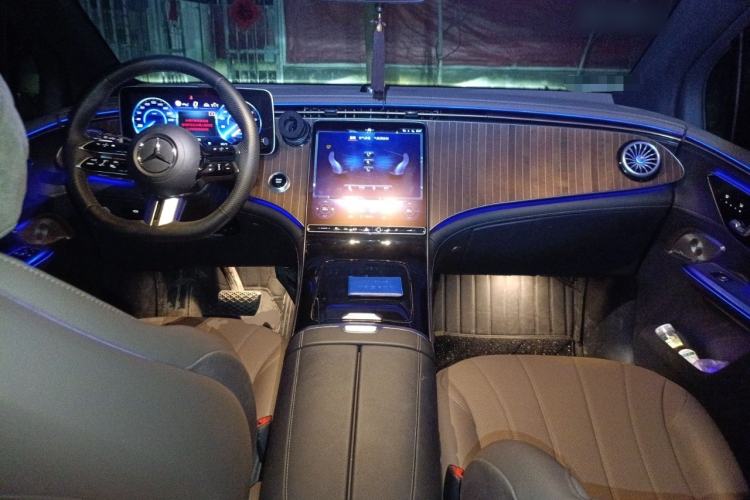 Used Mercedes-Benz EQE SUV 2024 500 4MATIC Luxury Edition Center Console