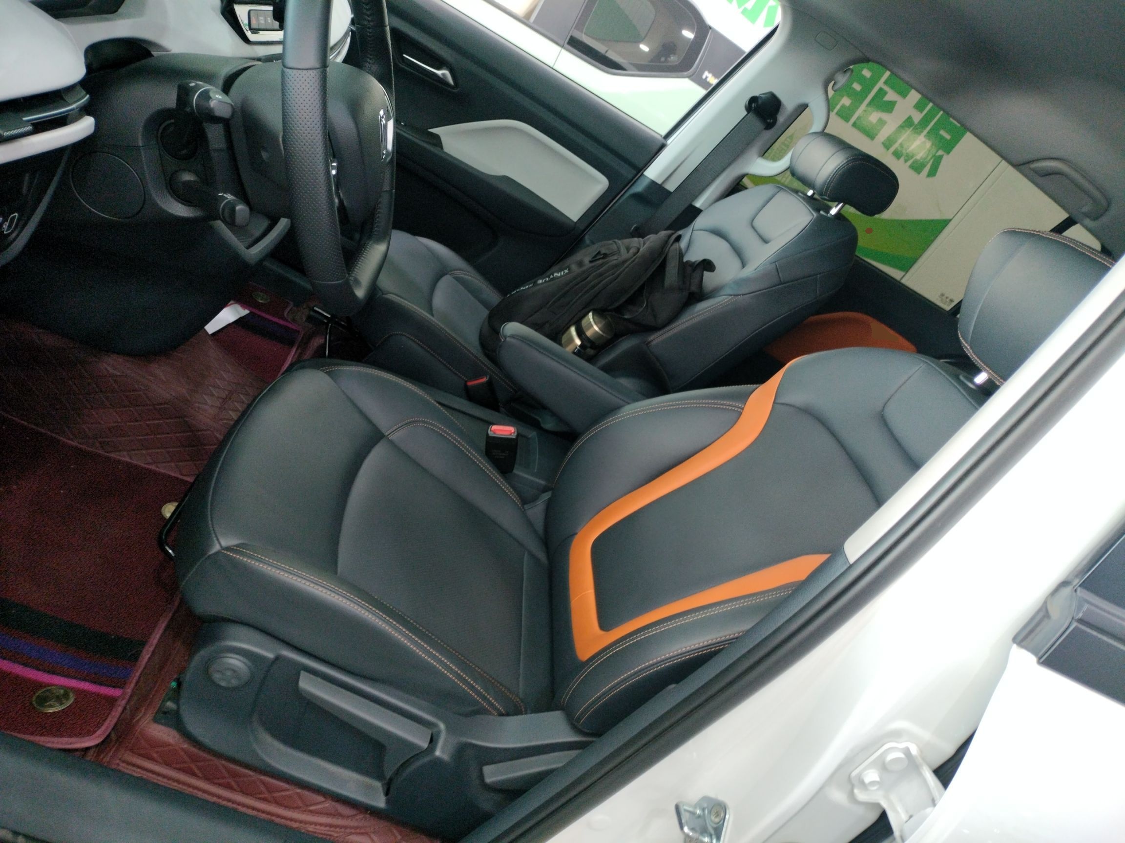 المقاعد الأمامية داخل السيارة