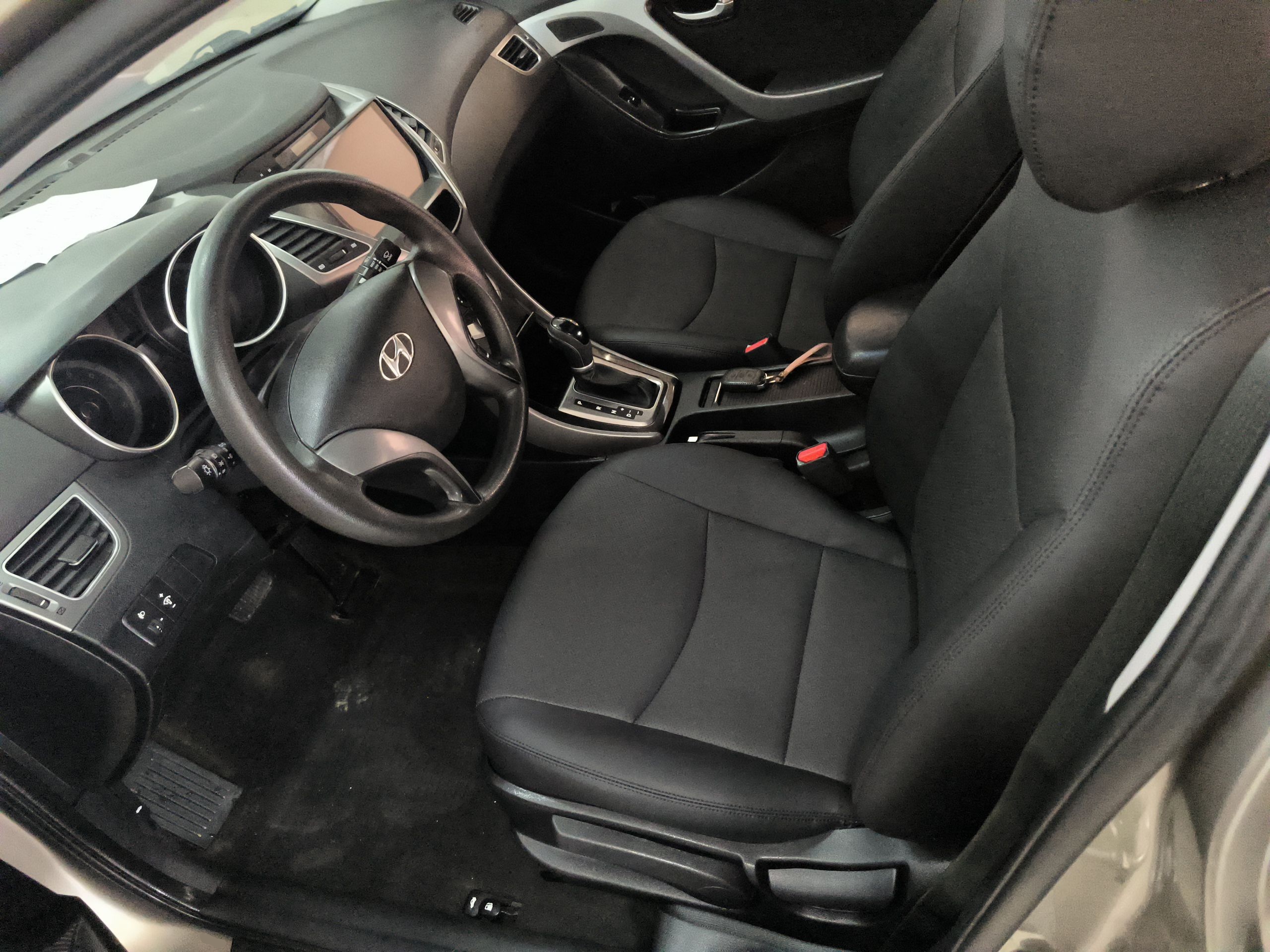 Переднее сиденье в автомобиле