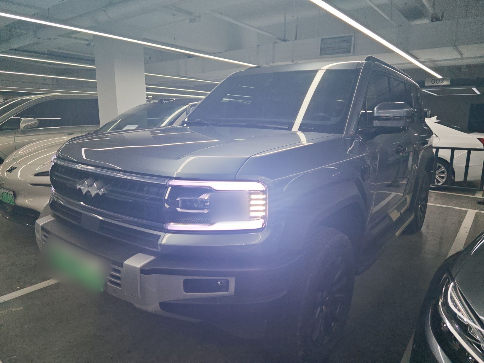 تحت مقدمة السيارة