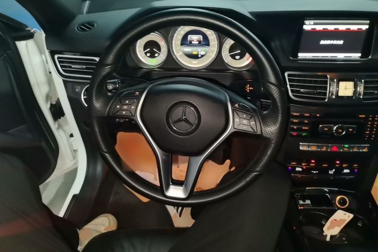 Used Mercedes-Benz E-Class 2015 E 260 L Sport Luxury Model Steering Wheel