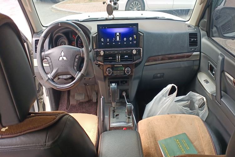 Used Mitsubishi Pajero Sport  Center Console