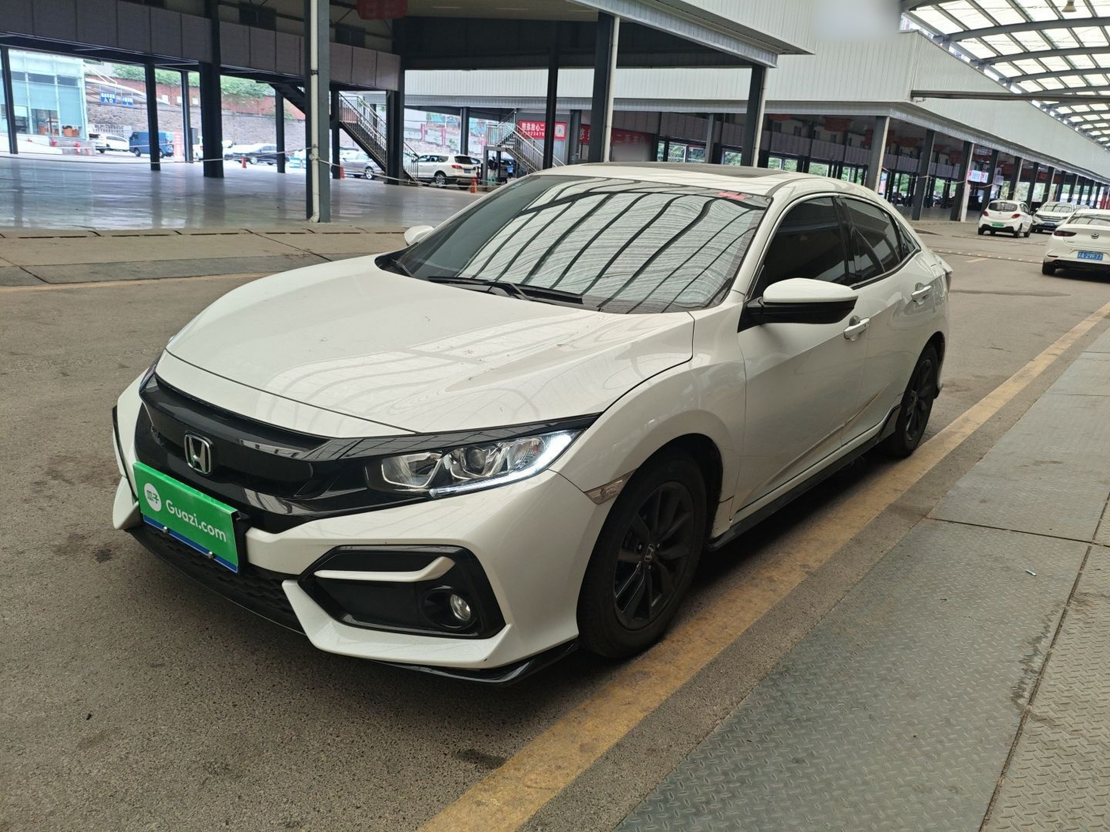 Под передней частью автомобиля