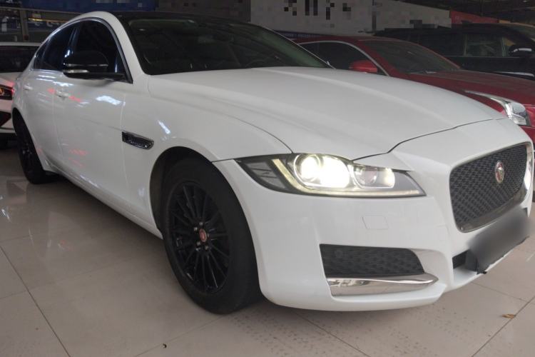 Used Jaguar XF 2016 XF 2.0T Two-Wheel-Drive Luxury Edition Front Right 45 Deg