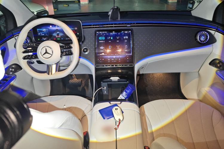 Used Mercedes-Benz EQE SUV 2023 500 4MATIC Special Edition Center Console