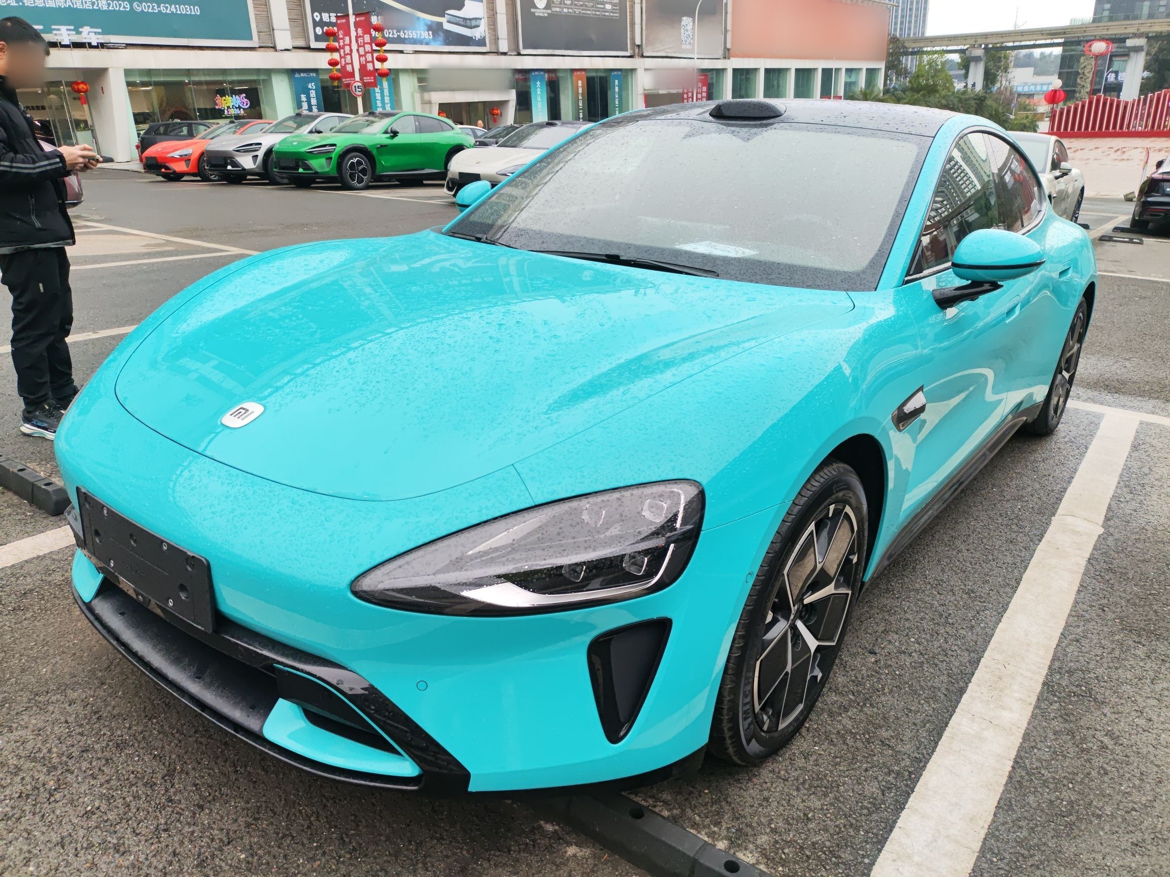 تحت مقدمة السيارة