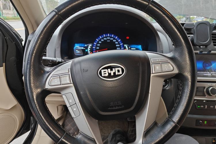 Used BYD G6 2013 2.0L Manual Luxury Version
