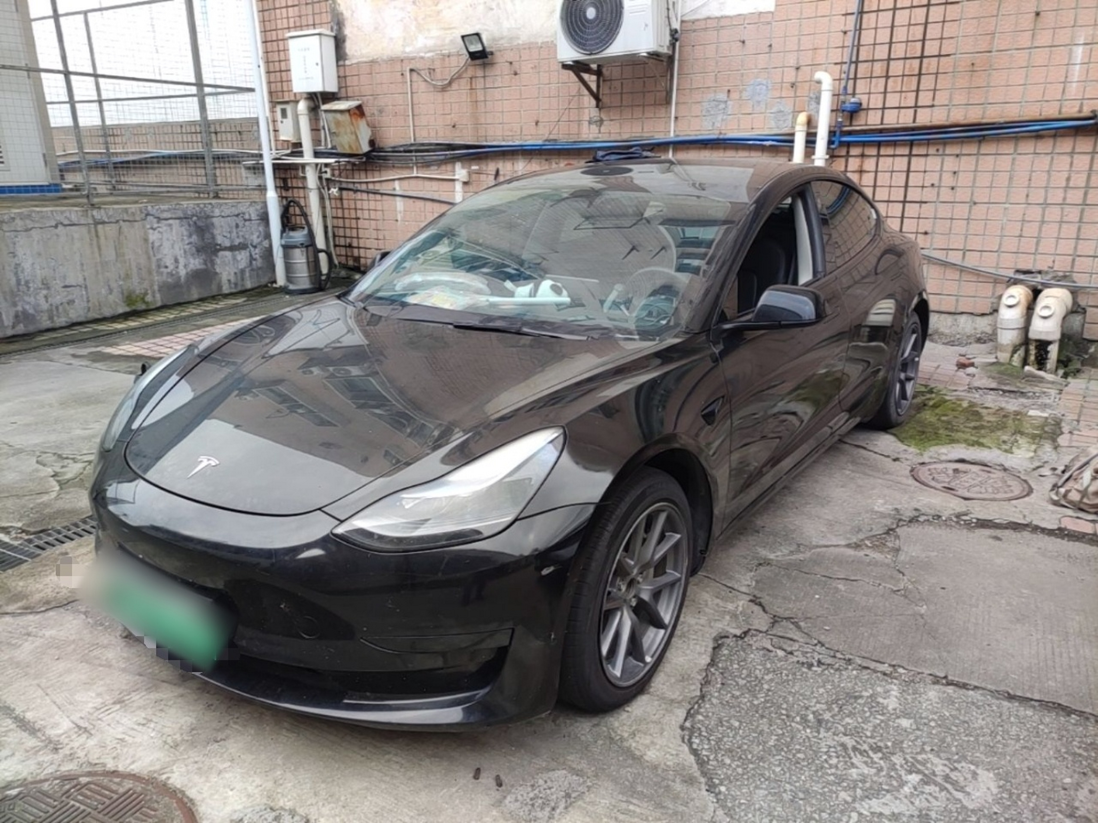 Под передней частью автомобиля