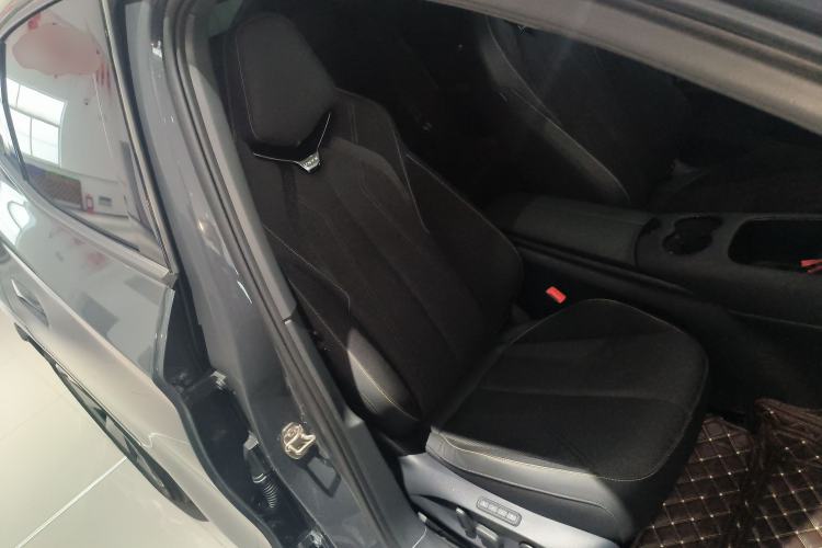 Used Volkswagen ID.UNYX 2024 Pro Long-Range Version Right Front Seat