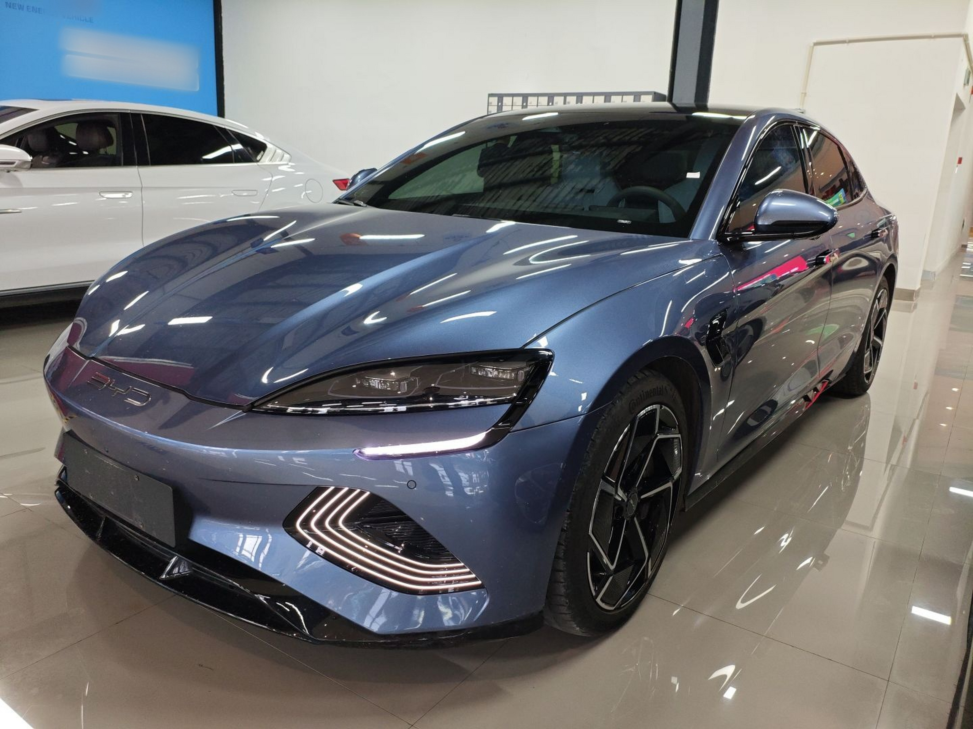 Под передней частью автомобиля