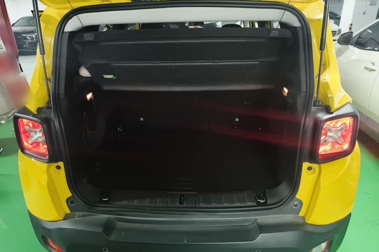 Used Jeep Renegade 2017 180T Automatic Jingneng Edition Trunk