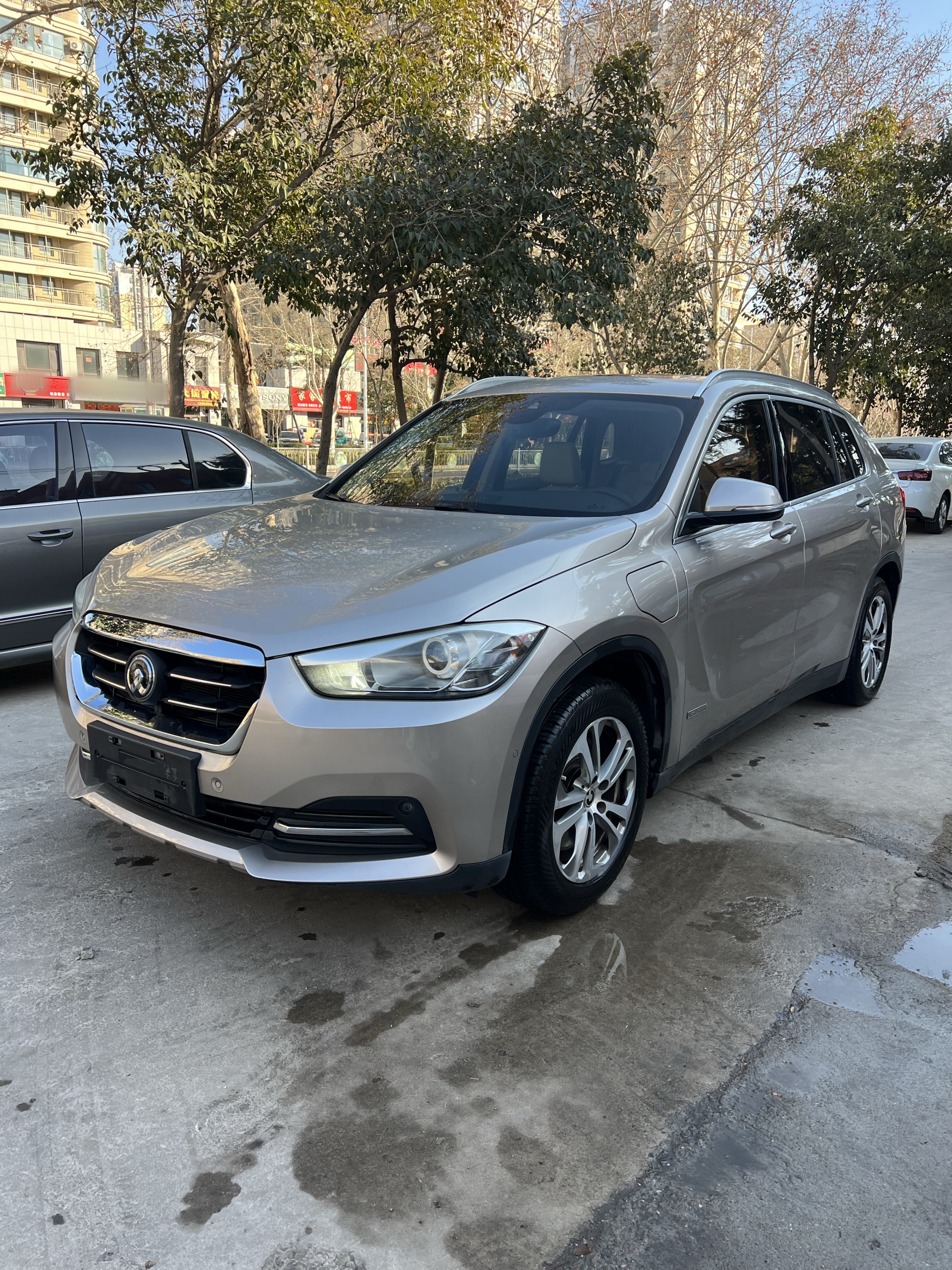 Под передней частью автомобиля