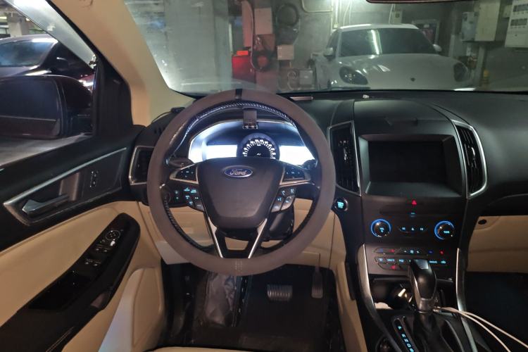 Used Ford Edge 2015 2.0T GTDi Two-Wheel-Drive High-Line Version
