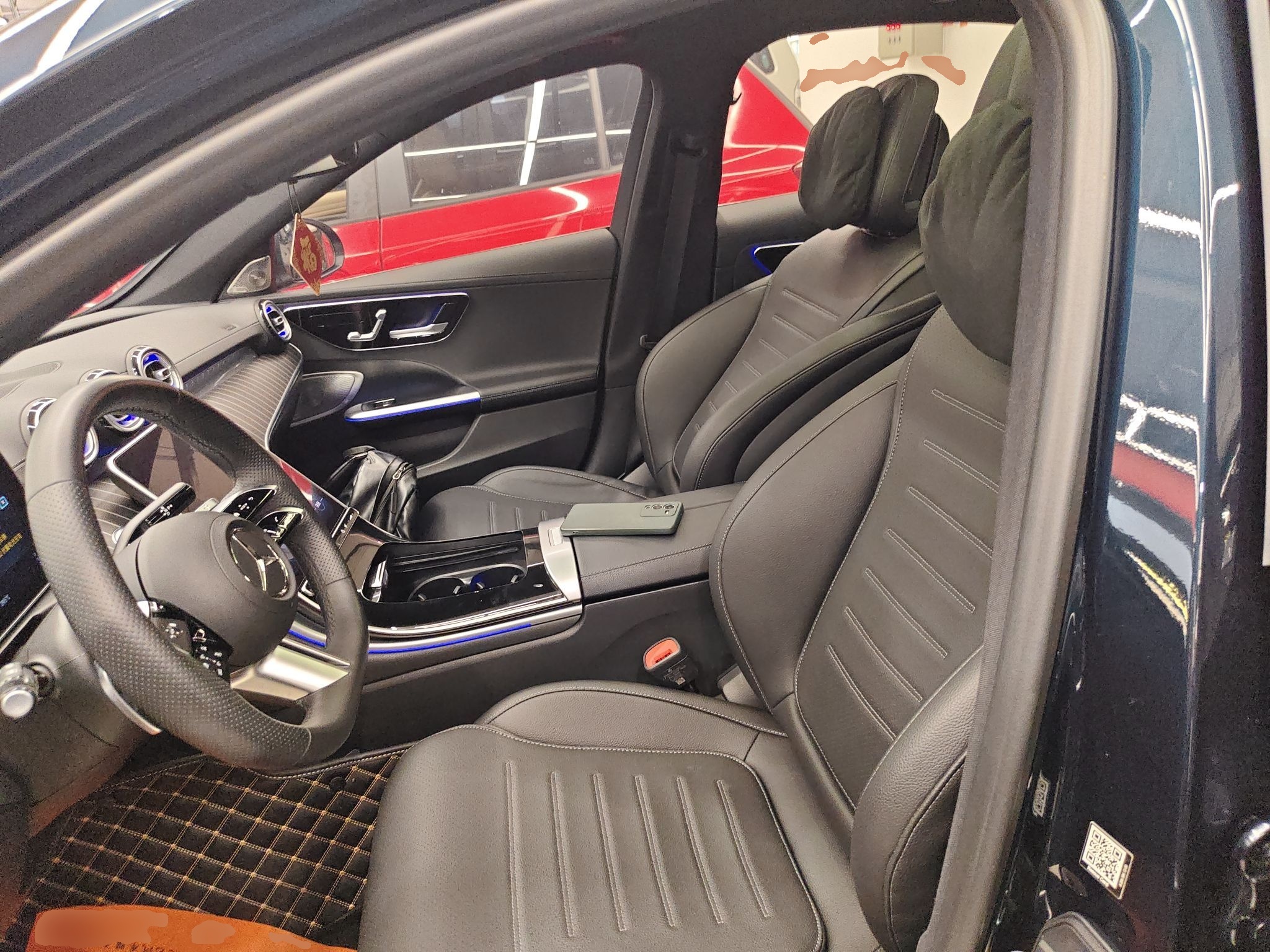 المقاعد الأمامية داخل السيارة