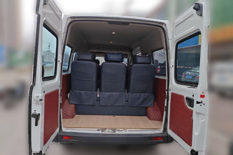 Used SAIC MAXUS Xintu V80 2019 2.5T Classic Version 6-Speed Manual – Aoyuntong Modified Long Wheelbase Mid-Height 7-Seater