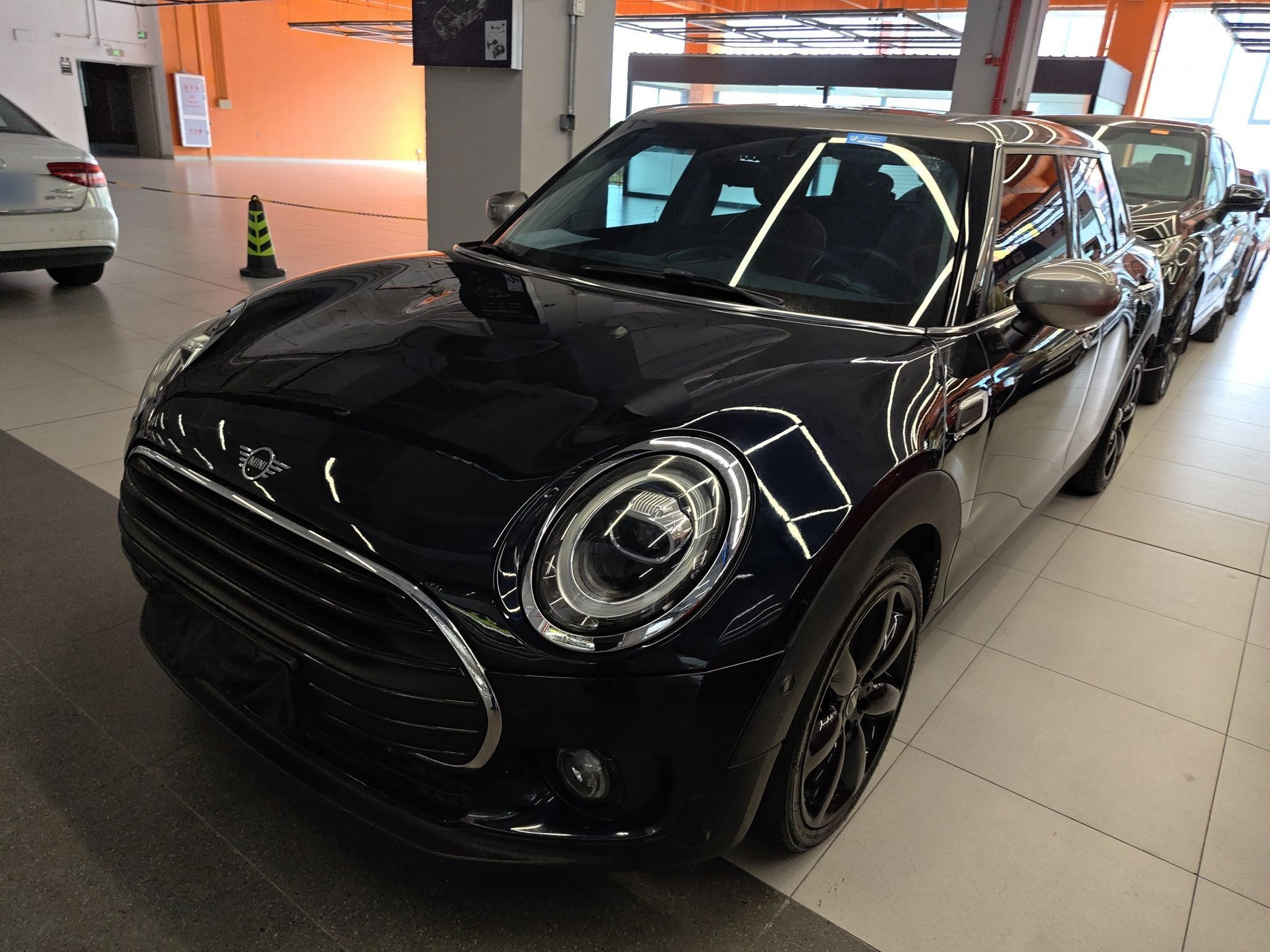 Под передней частью автомобиля