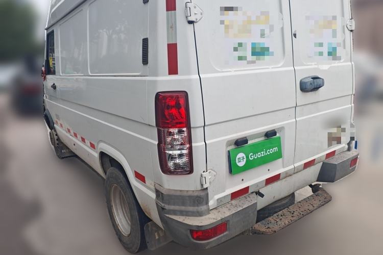 Used Iveco Daily 2020 2.8T V35 Box Truck with Dual Tires Mid-Roof Design 3 Seats Emission Standard China V
