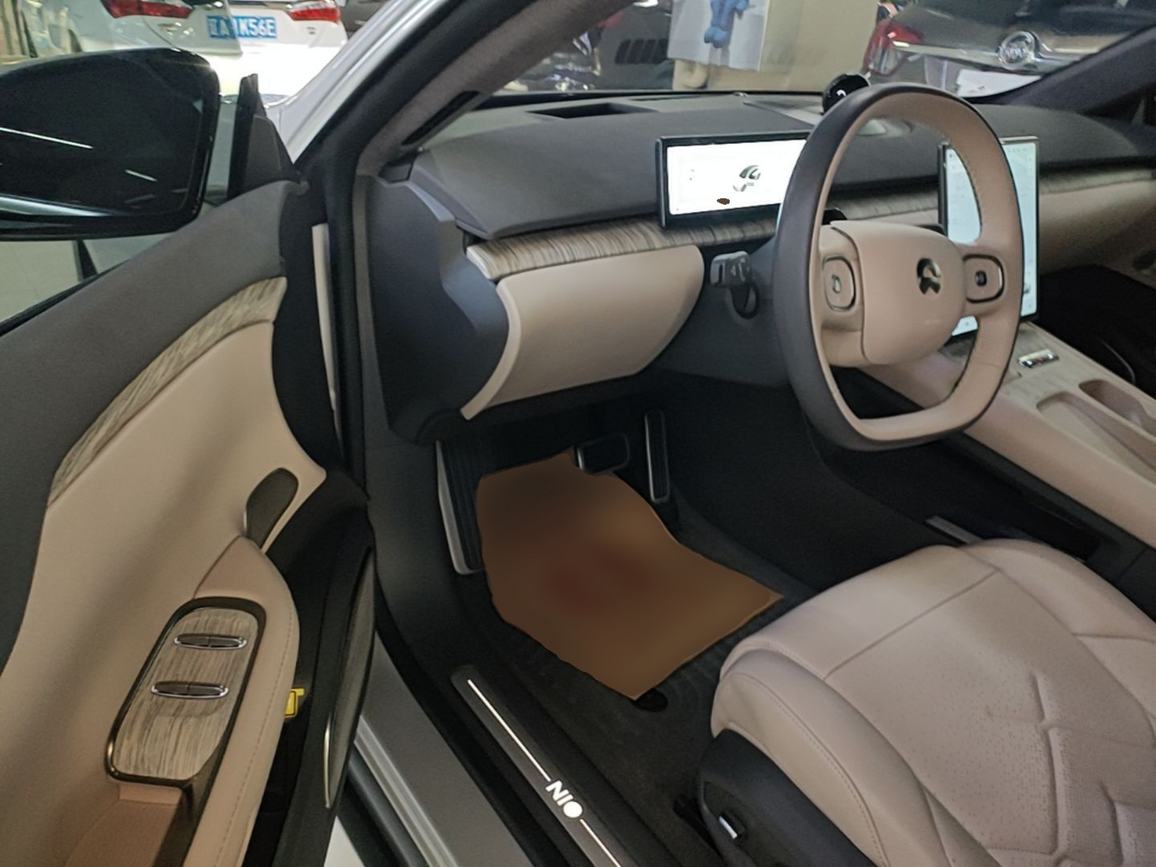 المقاعد الأمامية داخل السيارة