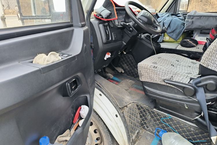 Used Iveco Daily 2023 2.5T V40 Van Long Wheelbase Mid-Roof Dual Tires Manual Doors 2-3 Seater
