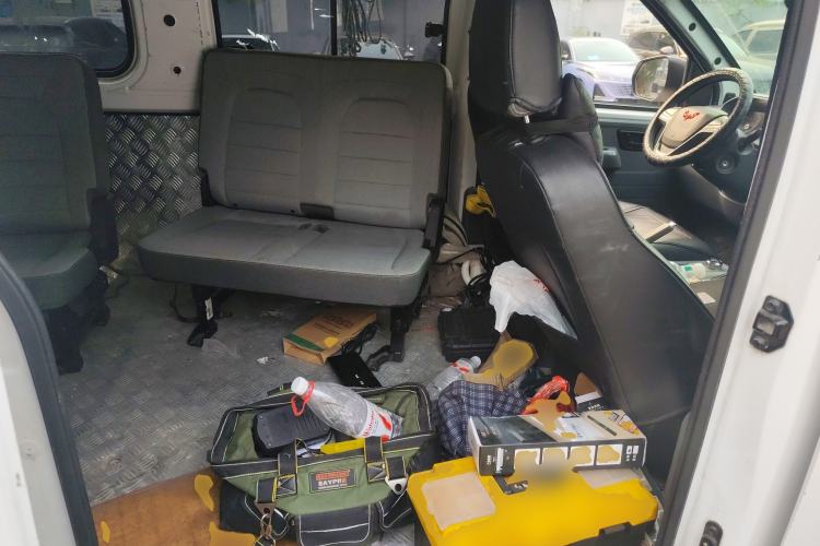 Used Wuling Yangguang 2024 300km Comfort-Grade Passenger Van 60kW
