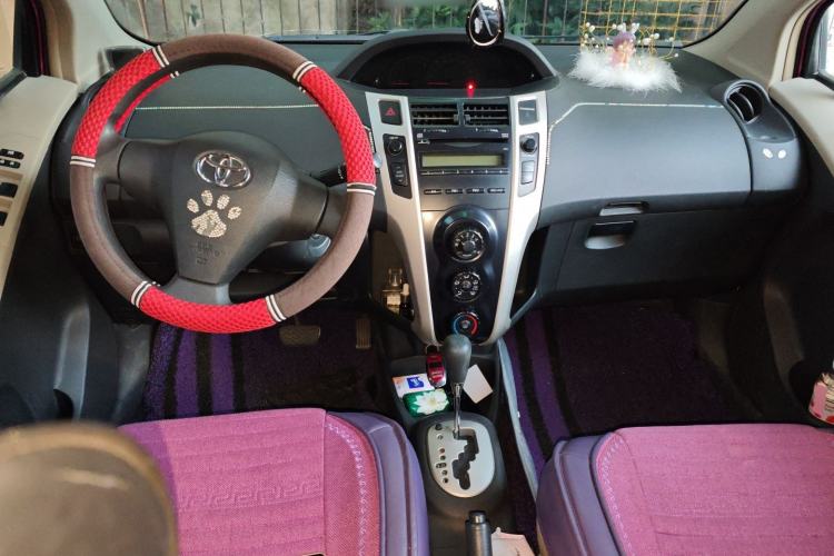 Used Toyota Yaris 2011 1.6E Automatic Charm Edition Center Console