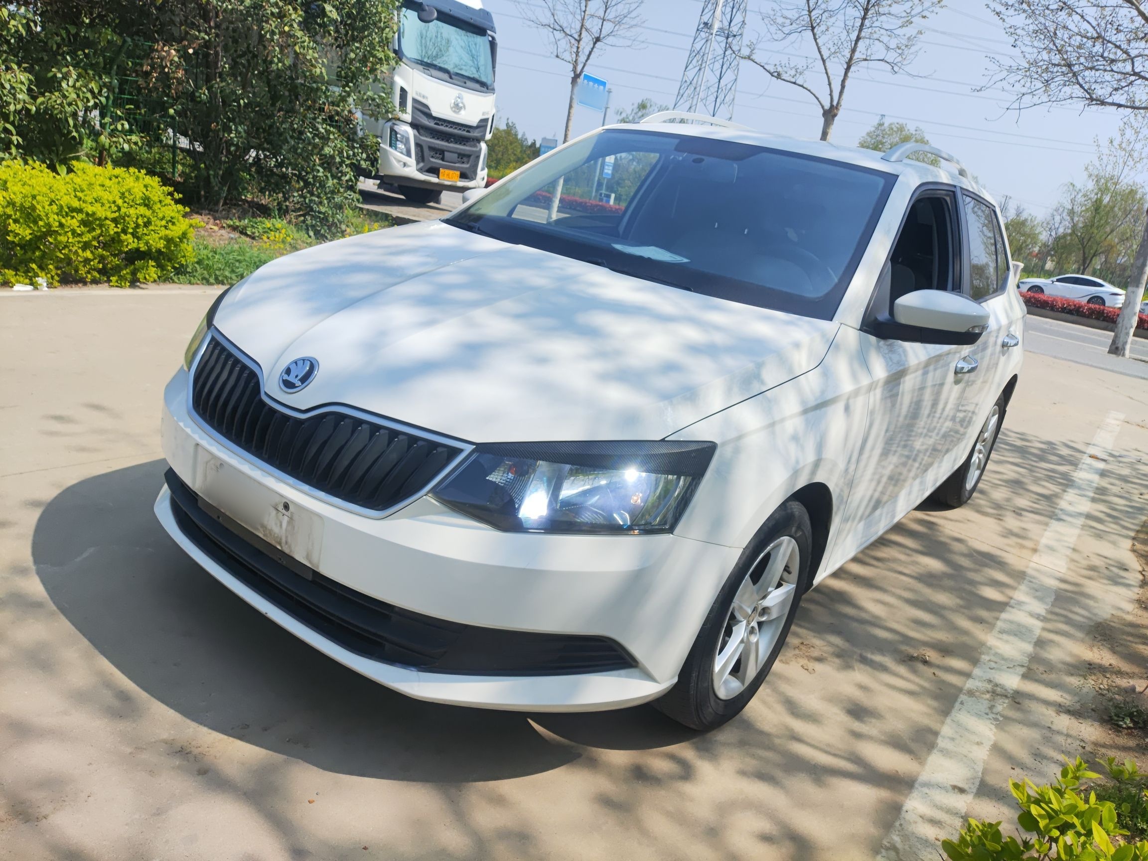 تحت مقدمة السيارة