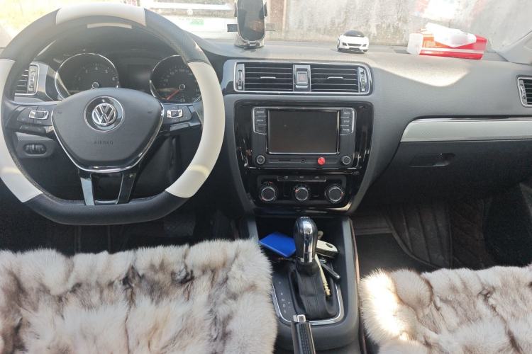 Used Volkswagen Sagitar 2017 230TSI Automatic Comfort Version Center Console