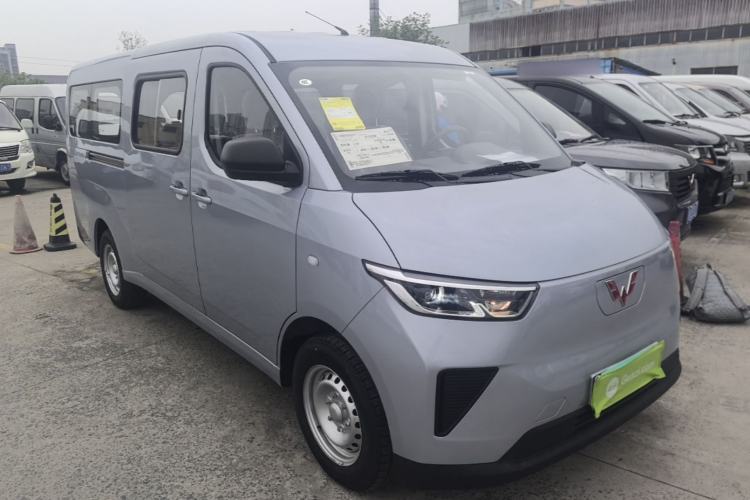 Used Wuling Yangguang 2024 300KM Comfort Version Passenger Van 75kW Exterior 1