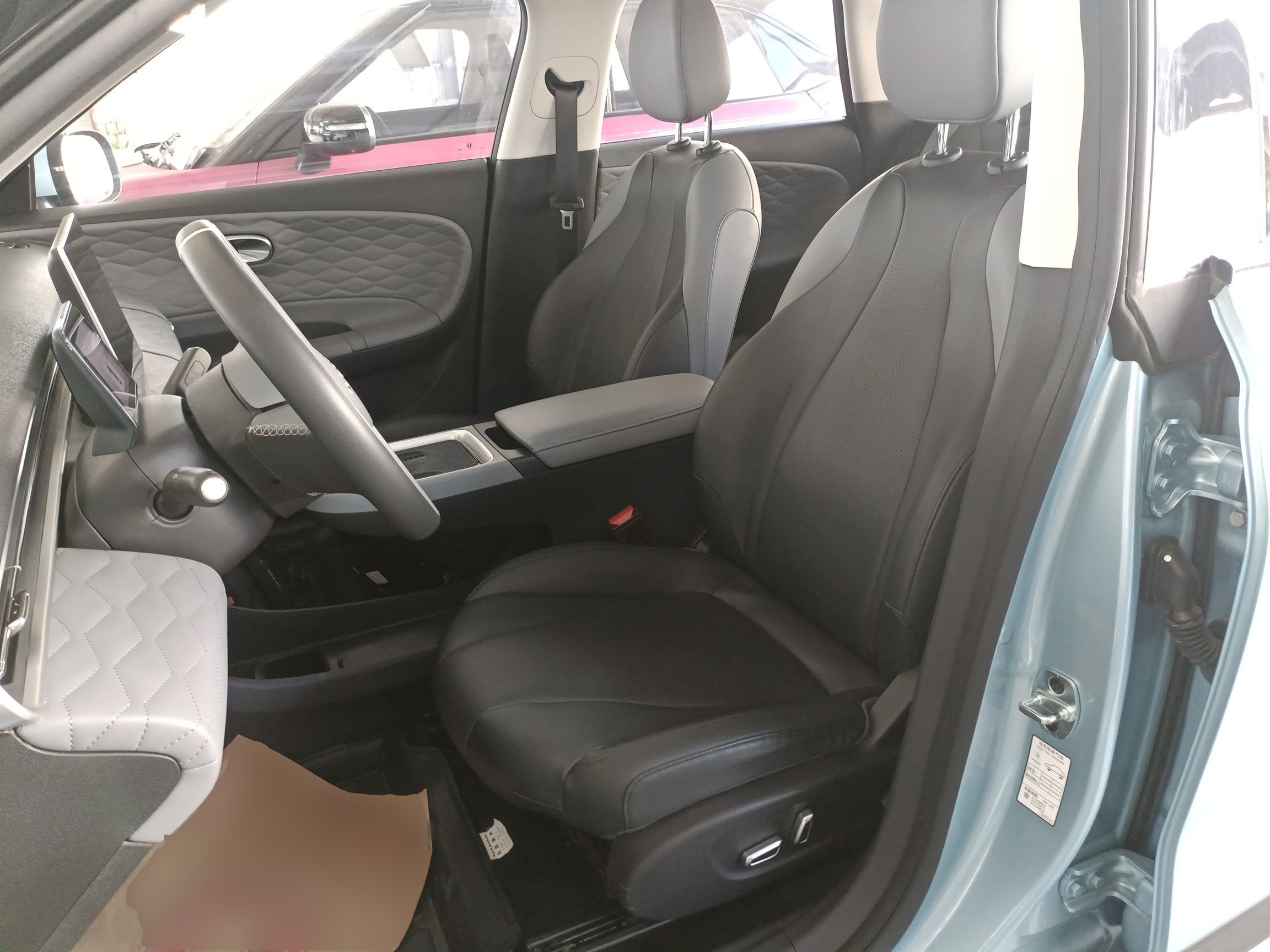 المقاعد الأمامية داخل السيارة